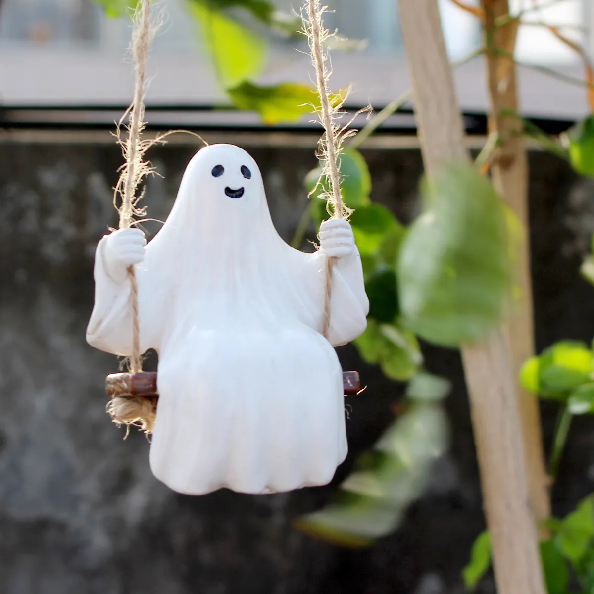 Décoration Fantôme Suspendu En Résine Avec Bois Et Corde Ornement Jardin Halloween Fantôme Souriant Mignon Extérieur Cour Patio