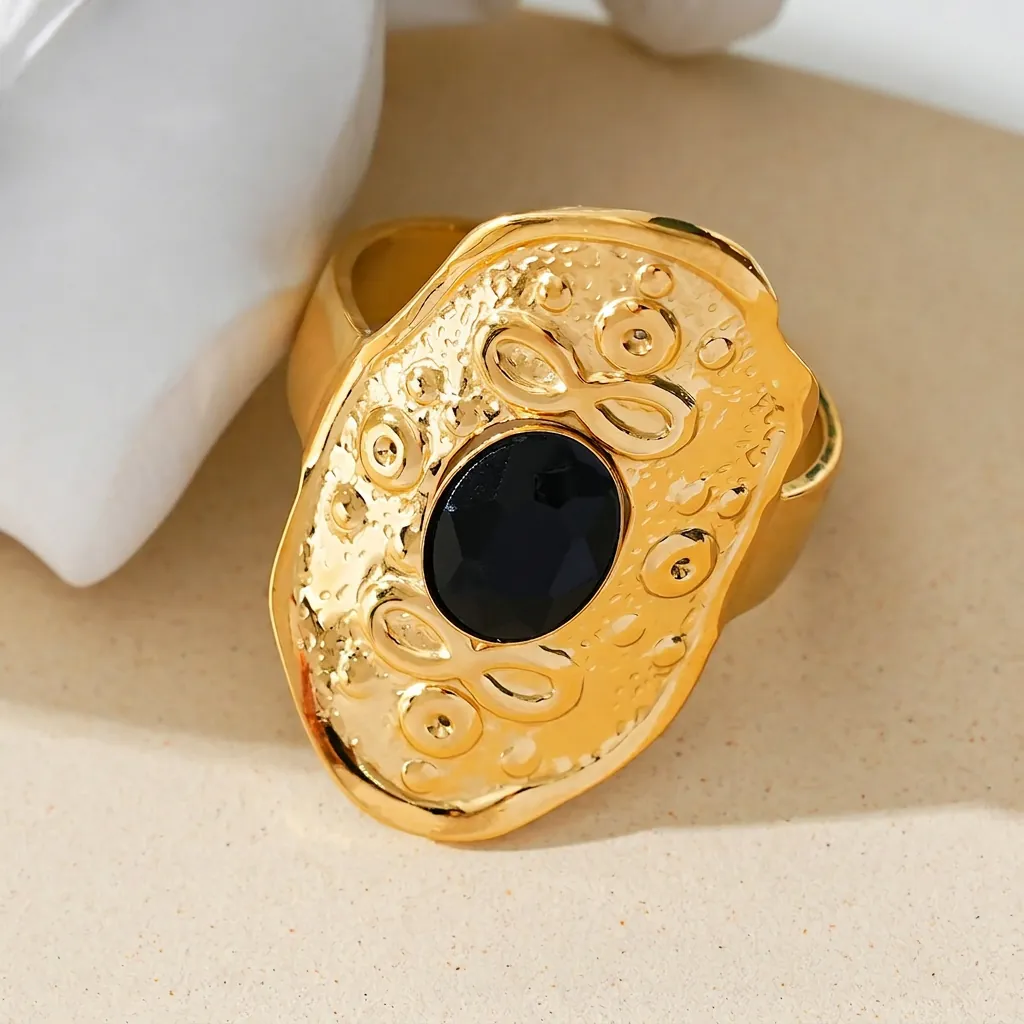 Vintage Stainless Steel Hammered Oval Ring For Women Bohemian Gold Plated Rhinestone Inlaid Large Face Finger Ring Fashion Jewelry