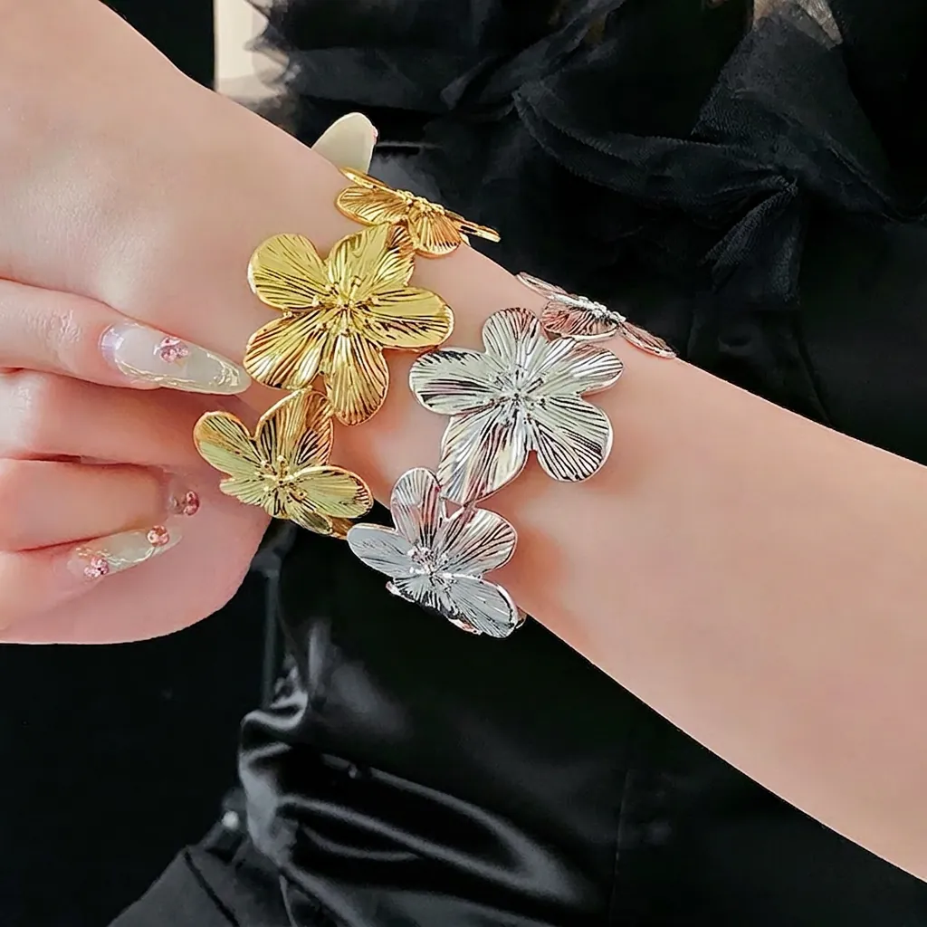 Bracelet Jonc Ouvert Grande Fleur Pour Femme Pétales En Cuivre Texturés Bijou Élégant Minimaliste Et Exagéré
