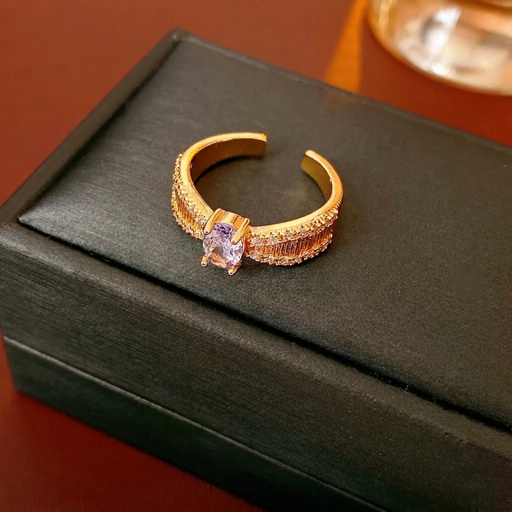 Vintage Verstellbarer Ring Goldbeschichtetes Kupfer Ovaler Lila Zirkonia Strukturierte Schiene Luxus Modeschmuck Damen