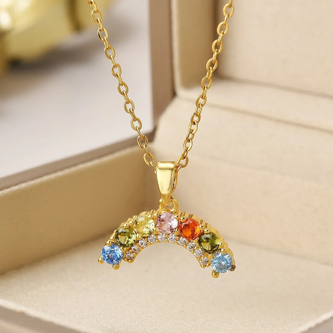 Collier Pendentif Arc-en-Ciel en Acier Titane pour Femmes Strass Multicolore Chaîne de Clavicule Bijoux de Mode