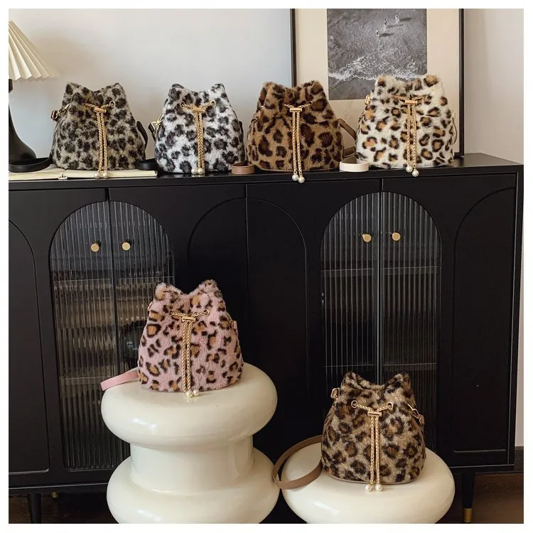 Leopard Print Plush Faux Fur Bucket Bag Women Drawstring Shoulder Crossbody Bag With Artificial Pearl Chain Decoration Elegant