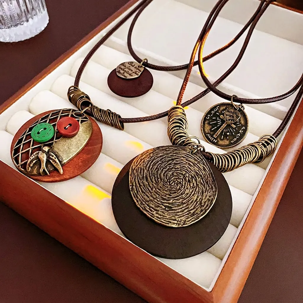Collier À Pendentif Rond Vintage Style Ethnique Rétro Double Couche Corde En Cuir Bois Alliage Bijoux Pour Femmes
