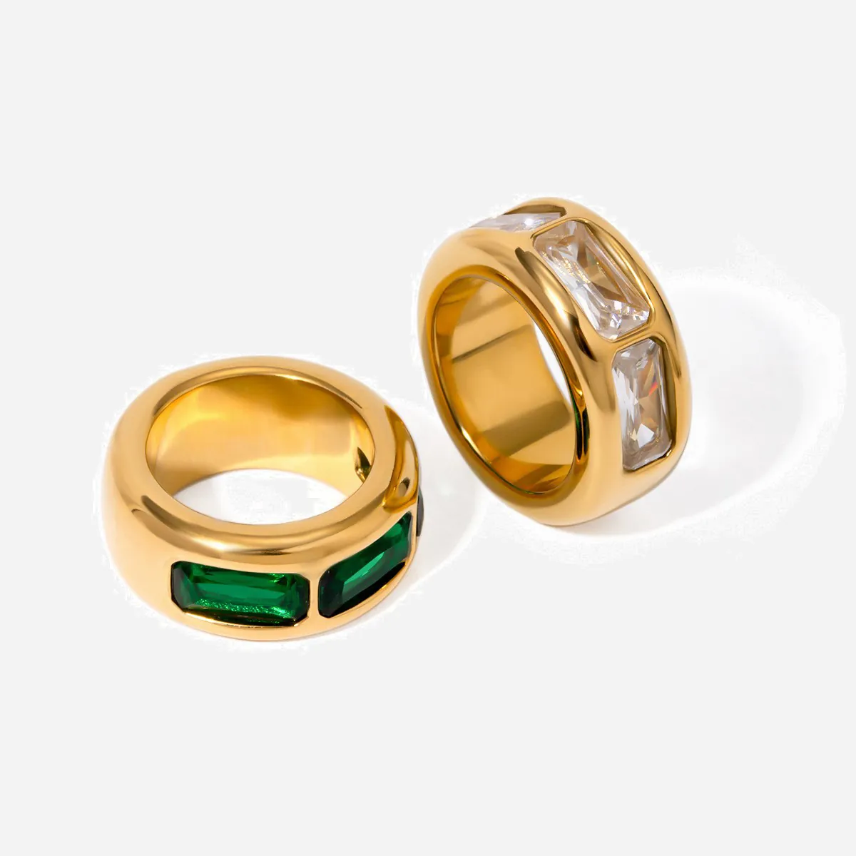 Bague en Acier Inoxydable Plaquée Or 18K Moderne Avec Trois Zirconia Verts Incrustés Bande Large Bijoux de Mode pour Femmes
