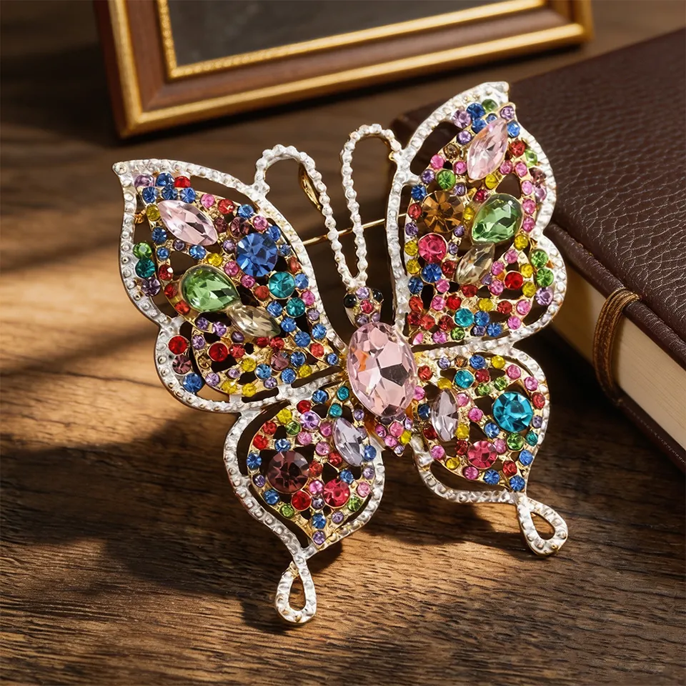 Broche Papillon en Alliage de Strass Vintage Rétro Insecte Ajouré Broche pour Femme Manteau Costume Corsage Banquet Bijoux Cadeaux