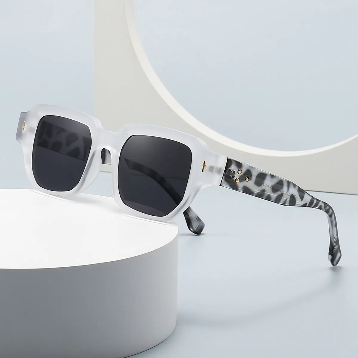 Square Sunglasses Oversized PC Frame UV400 Protection Retro Modern Style Metal Rivet Decor For Men And Women