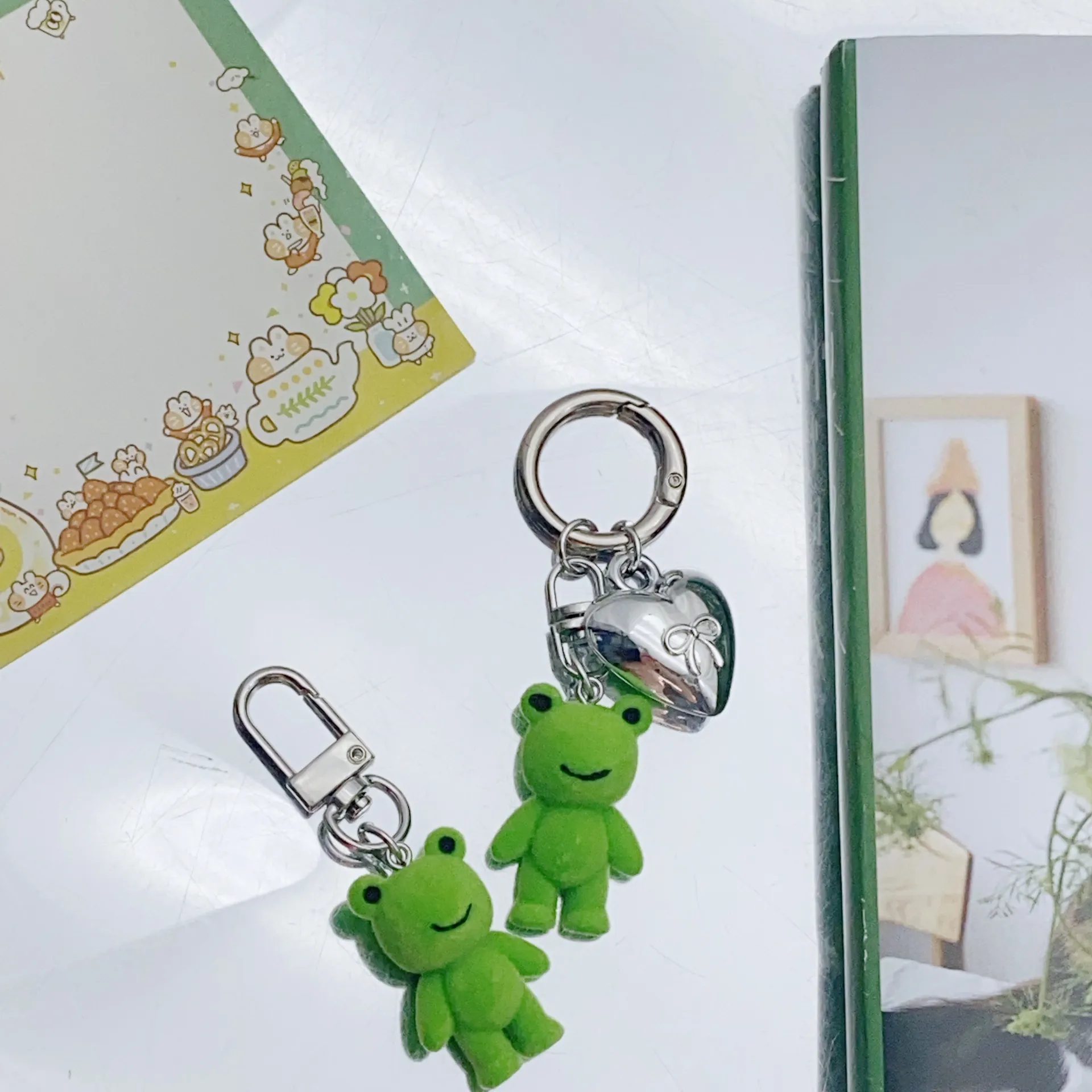 Cute Flocked Frog Resin Keychain Cartoon Animal Pendant With Alloy Heart Key Ring For Women Bag Car Keys Accessory Jewelry