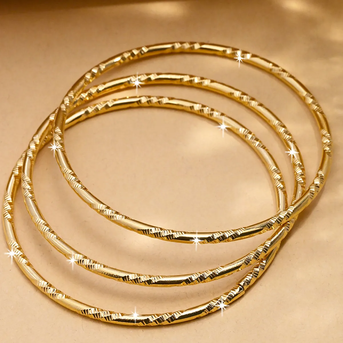 Bracelet Jonc en Laiton Plaqué Or 24K Bohème pour Femme Bijoux de Bracelet Fin Rond Géométrique Mode pour Mariage Cadeau Quotidien