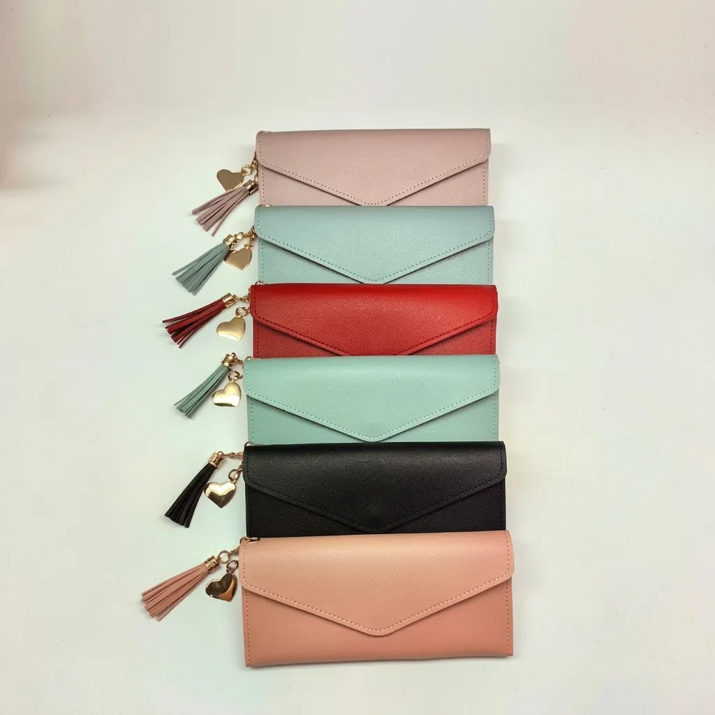 Portafoglio Lungo Donna PVC Pelle Ciondolo Cuore Nappa Triplo Pieghevole Scomparti Per Carte Pochette Elegante