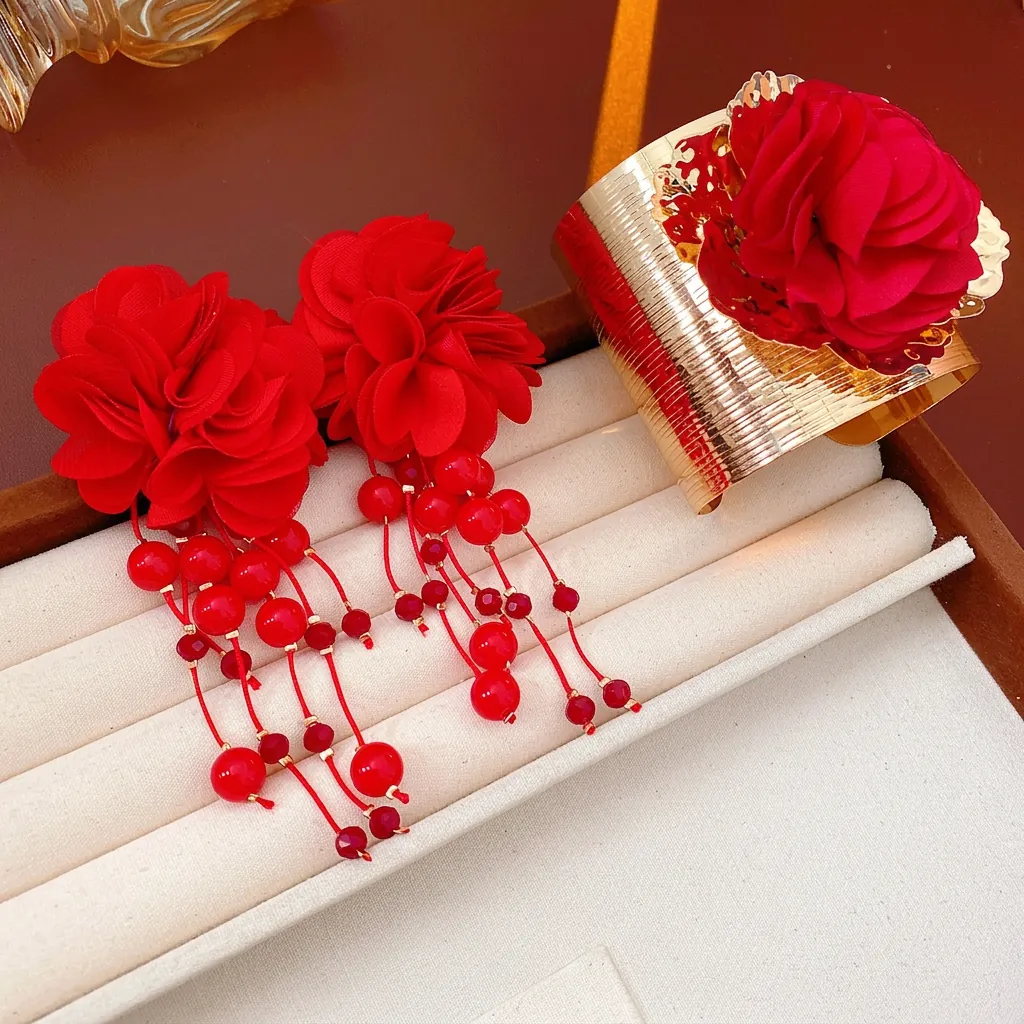 Boucles D'oreilles Fleurs En Tissu Rouge Avec Tige En Argent Et Bracelet En Métal Doré Longues Franges Chic