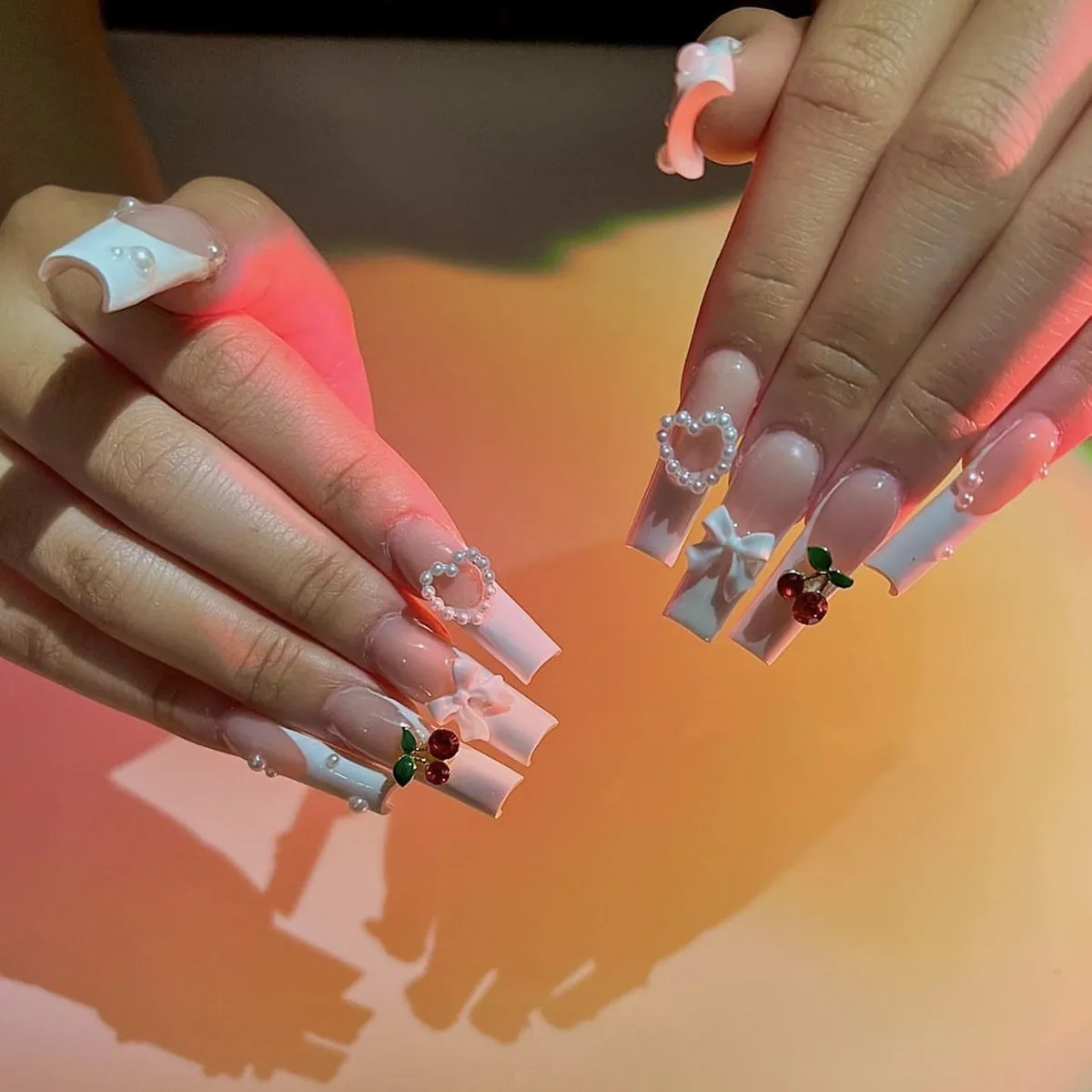 Unghie Finte French Tip Bara Lunga Con Ciondoli Ciliegia Cuore Di Perla Artificial E Fiocchi Bianchi Rosa Nude Unghie A Pressione