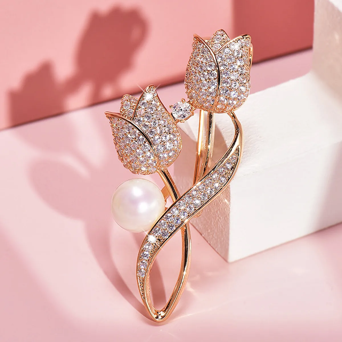 Tulpenblüten Brosche Mit Legierung Straßstein Und Künstliche Perle Für Damen Elegante Goldene Anstecknadel Floral