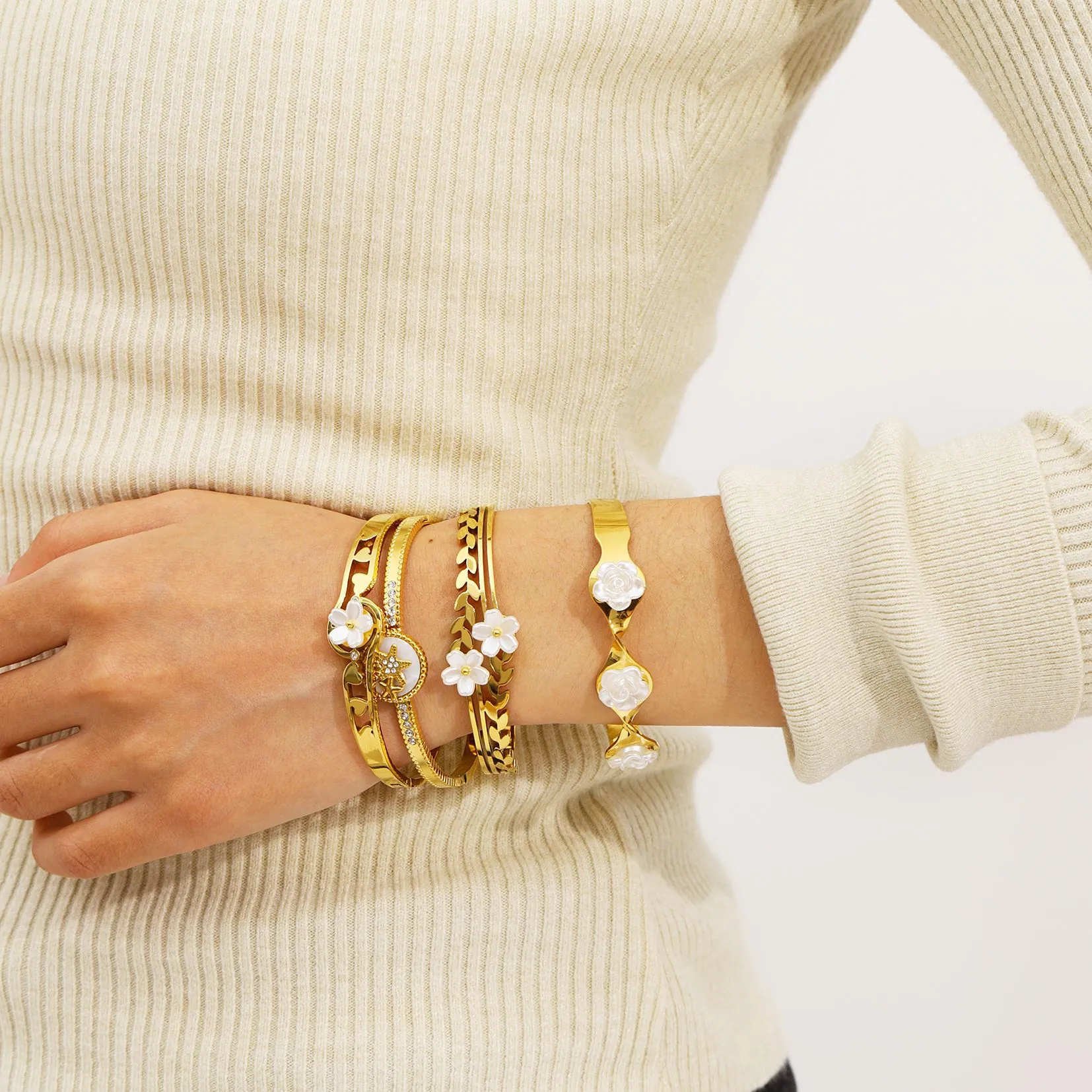 Armreif Armband Edelstahl Vergoldet Mit Blume Seestern Muschel Elementen Und Zirkon Ins Stil Für Damen