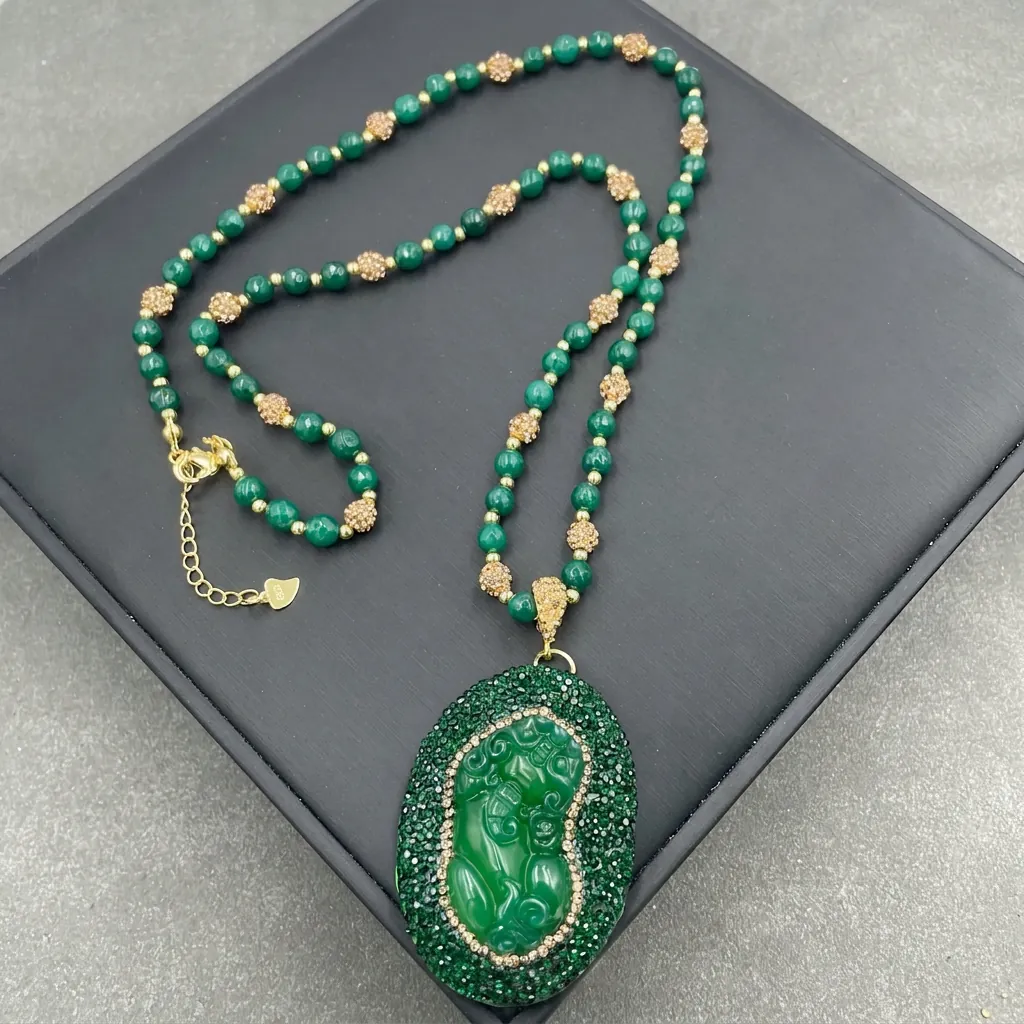 Vintage Französischer Stil Aventurin Jade Pi Xiu Anhänger Halskette Kupfer Vergoldet Smaragdgrün Strass Ethno Schmuck Damen