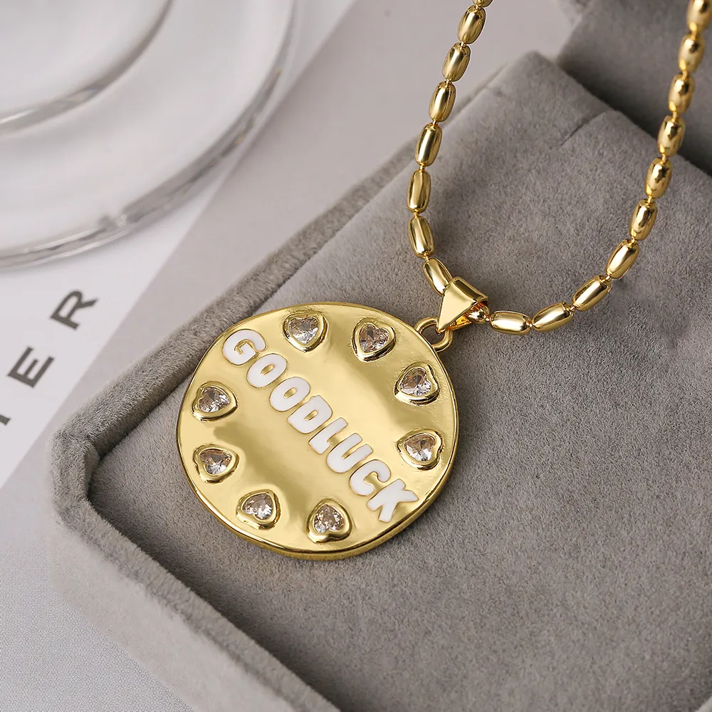 Collana Con Pendente Good Luck In Rame Placcato Oro Medaglia Rotonda Con Smalto Bianco E Zircone A Cuore