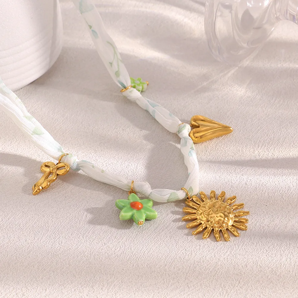 Collier Pendentif Soleil Coeur Fleur en Acier Inoxydable Plaqué Or 18K Ruban Blanc Tissu Choker Bijoux Femmes