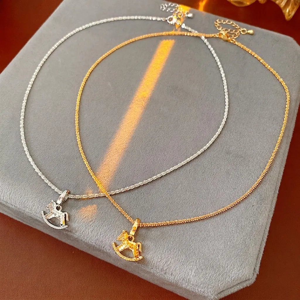 Collana Con Pendente Cavallo A Dondolo Placcata Oro 18K Rame Con Zircone Gioielli Ciondolo Animale Per Donna Stile Vintage