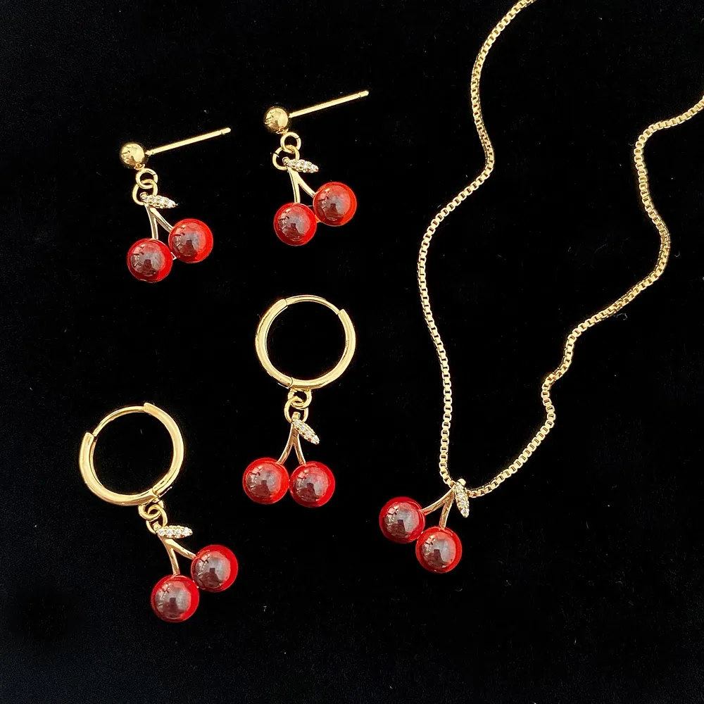 Set Di Gioielli A Ciliegia Collana E Orecchini Rame Micro Pavè Zirconia Frutta Rossa Ciondolo Dolce Per Donna