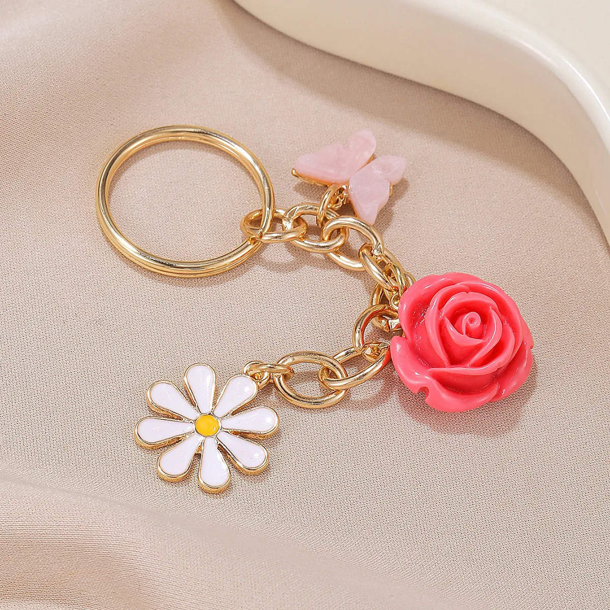 Rose Flower Daisy Butterfly Keychain Bag Pendant Alloy Resin Charm For Women Valentine Mother Day Gift Minimalist Fashion