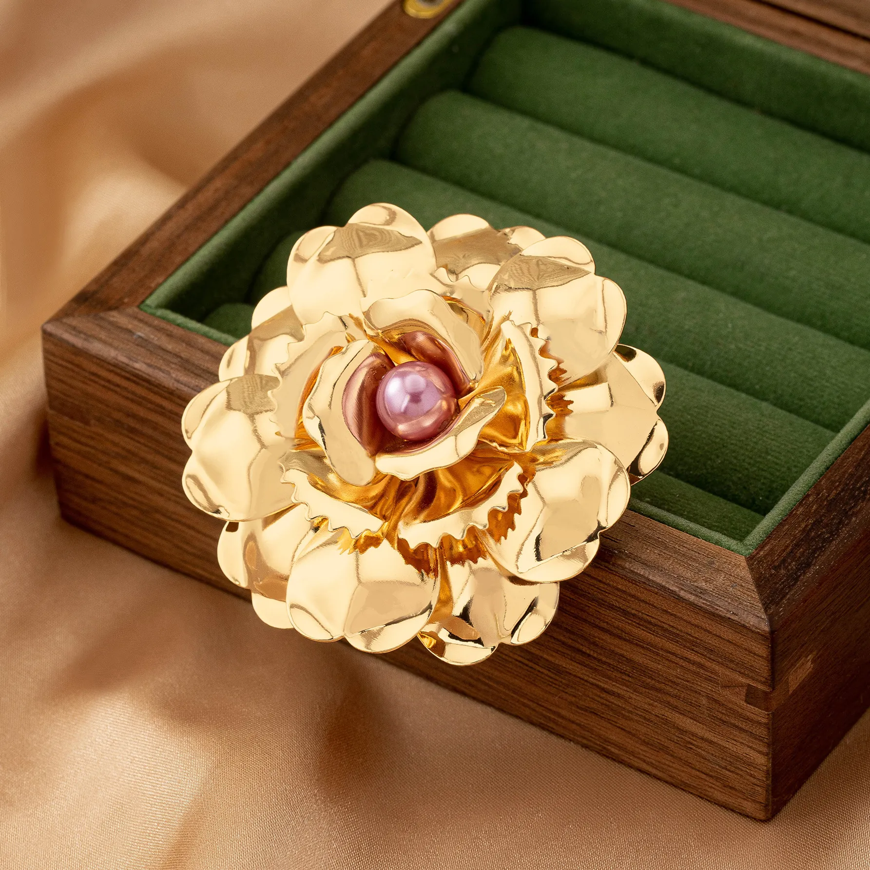 Elegant Flower Brooch With Faux Artificial Pearl Alloy Gold Plated Floral Pin For Women Wedding Banquet Accessory
