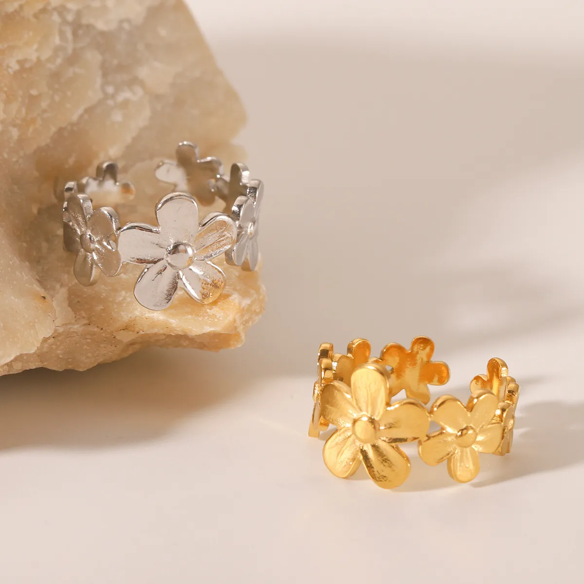 Anello Aperto Fiore Acciaio Inossidabile Placcato Oro 18K Gioielli Minimalisti Regolabili Per Donna