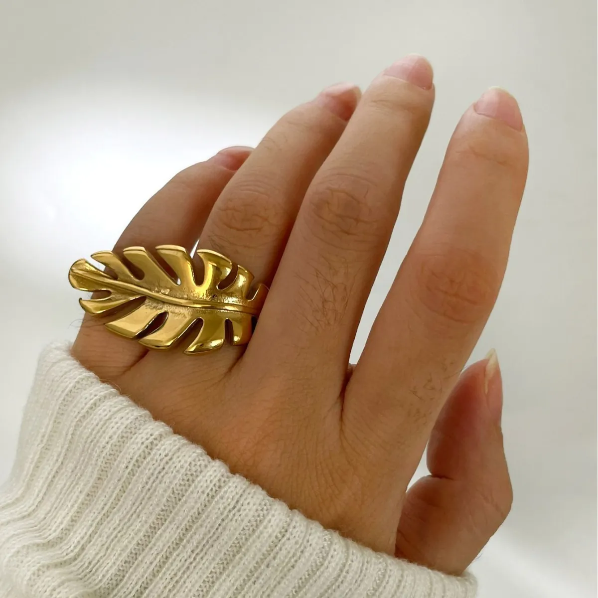Fashion 18K Gold Plated Stainless Steel Leaf Ring For Women Simple Nature Inspired Palm Leaf Design Niche Jewelry Smooth Finger Ring