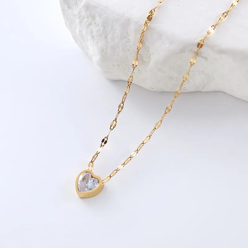 Fashion Heart Pendant Necklace 316L Stainless Steel Zircon Inlaid Lip Chain Shimmering Jewelry For Women