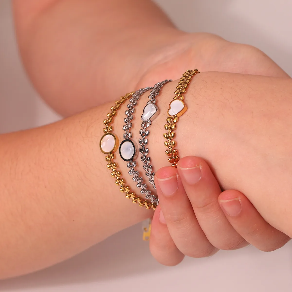 Bracciale Catena Spiga Acciaio Inossidabile Placcato Oro 18K Madreperla Bianca Cuore Tondo Intarsio Gioielli Donna