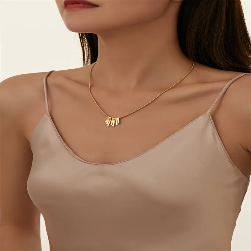 Minimalist Stainless Steel Fan Shaped Fringe Pendant Necklace Geometric Vertical Bars Snake Bone Chain Clavicle Necklace For Women