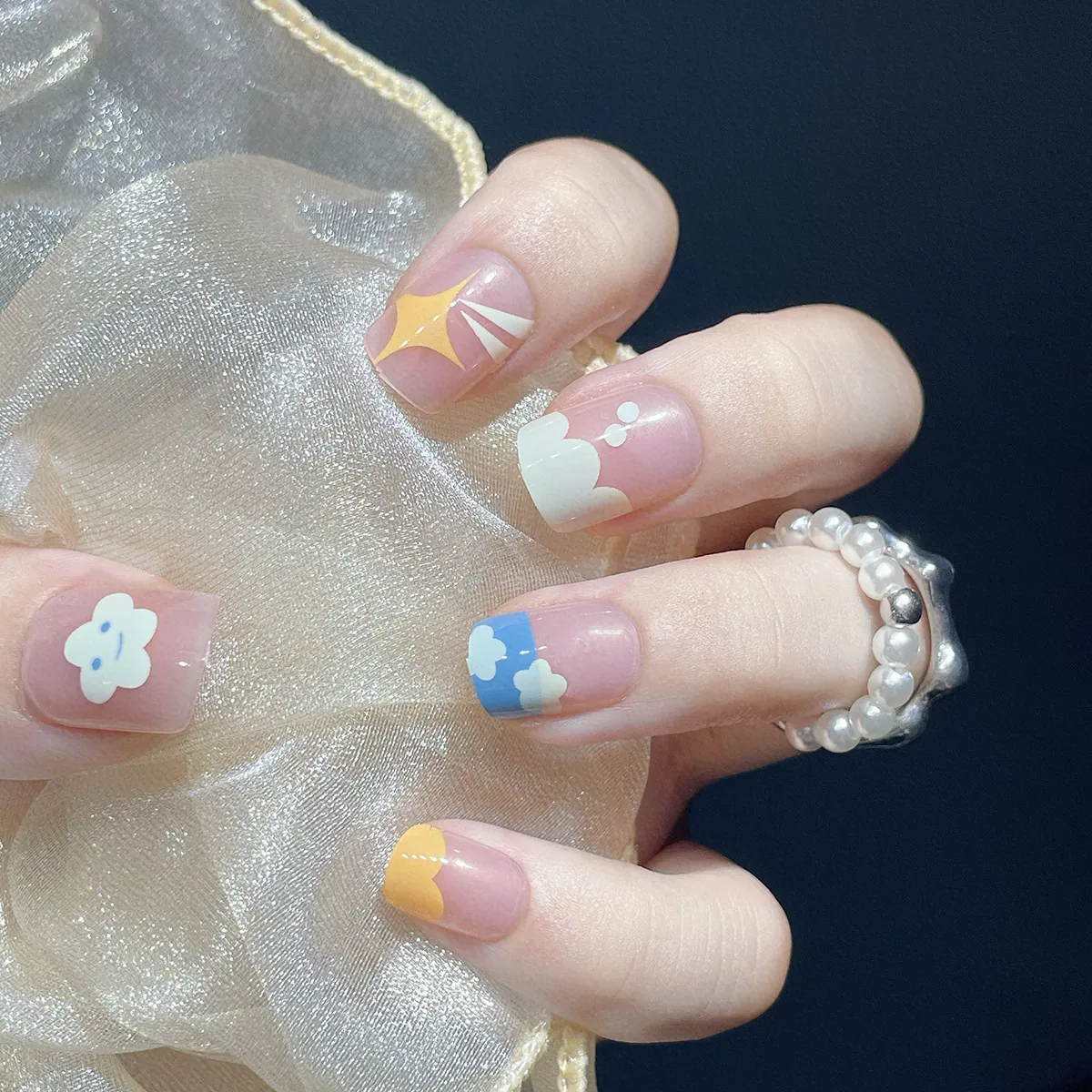 Faux Ongles à Presser pour Femmes Motif Nuage Blanc et Sourire Rose Doux Ongles Courts en Résine avec Étoile Jaune et Nuage Bleu
