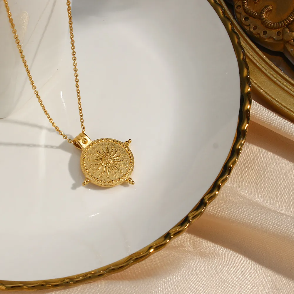 Collier Pendentif Boussole Solaire Vintage Acier Inoxydable Plaqué Or 18K Médaillon Relief Rayon de Soleil Bijoux Femme Cadeau