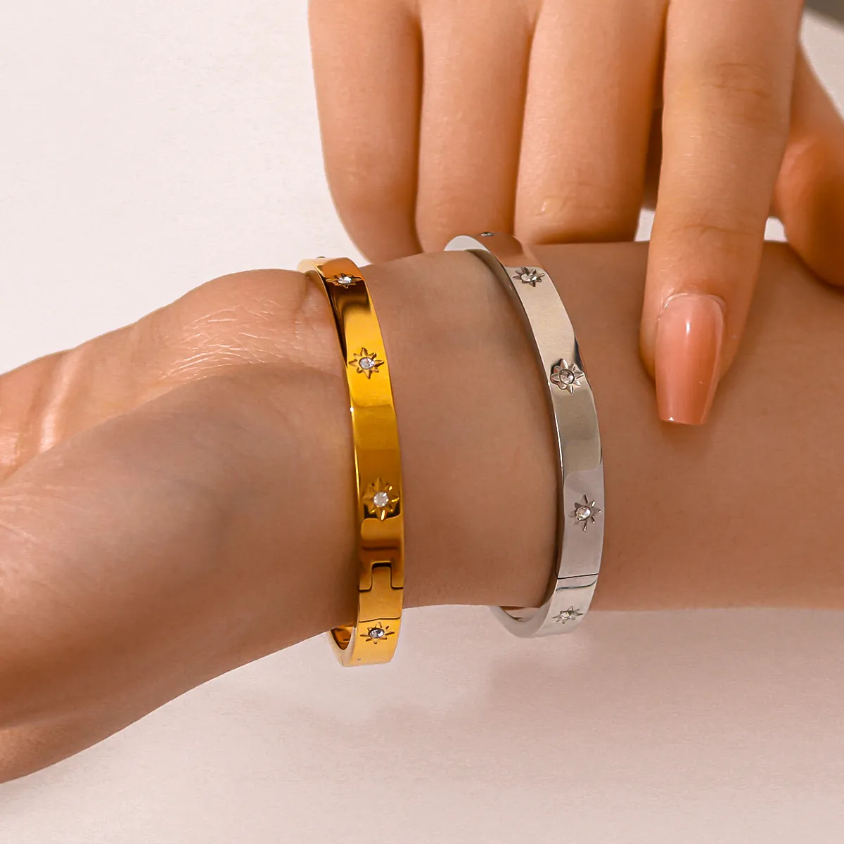 Stainless Steel Bangle Star Pattern Rhinestone Inlaid 18K Gold Plated Octagram Hinged Clasp Fashion Jewelry For Women Men