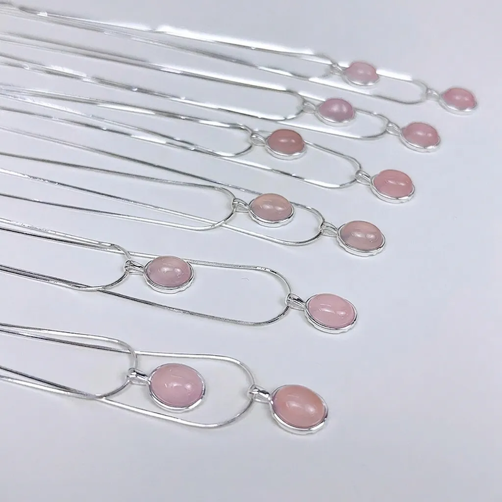 S925 Sterlingsilber Natürlicher Rosa Chalcédon Anhänger Halskette Süße Elegante Schlangenkette Geometrischer Schmuck Damen