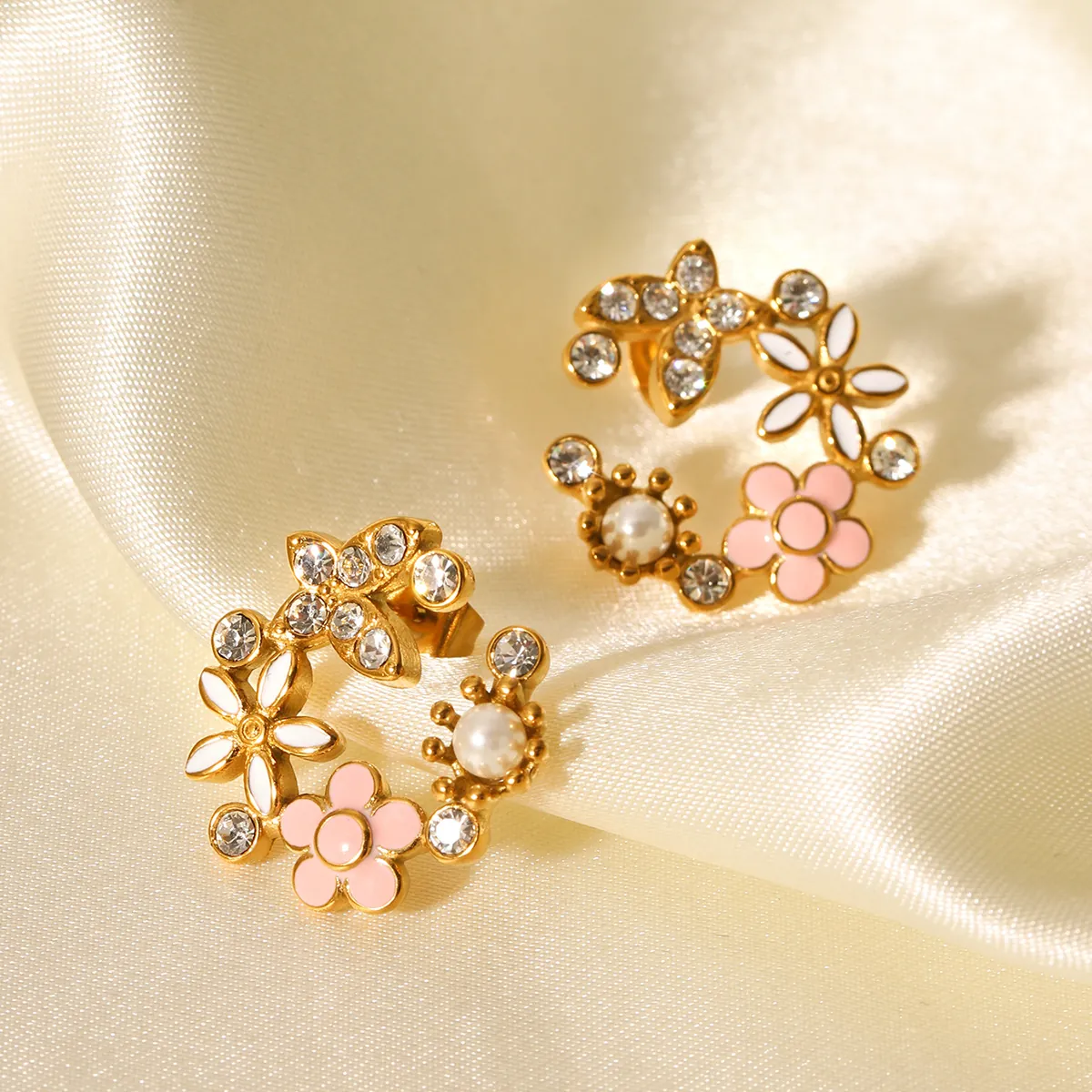 Boucles D'oreilles Florales En Émail Papillon En Acier Inoxydable Plaqué Or Avec Zircon Et Künstliche Perle Pour Femmes
