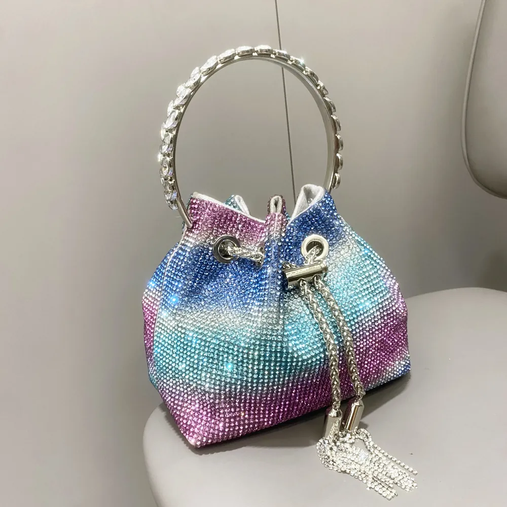 Borsa A Secchiello Da Sera Con Strass Sfumati Brillanti Coulisse Con Manico Ad Anello In Metallo E Nappa Per Donna