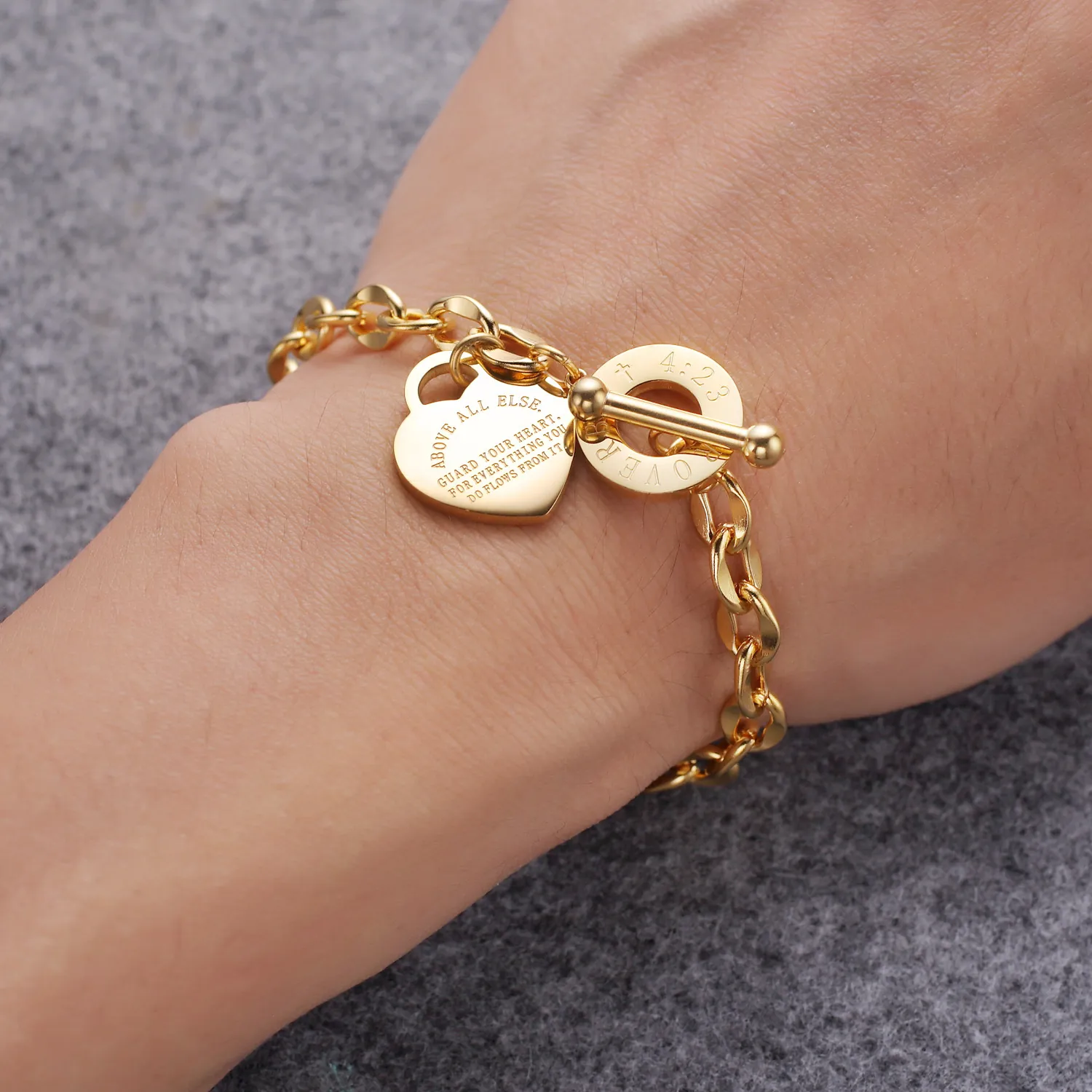 Bracelet Pendentif Coeur Acier Inoxydable Verset Biblique Gravé Proverbes 4:23 Fermoir À Bascule Bijou Mode Pour Femmes