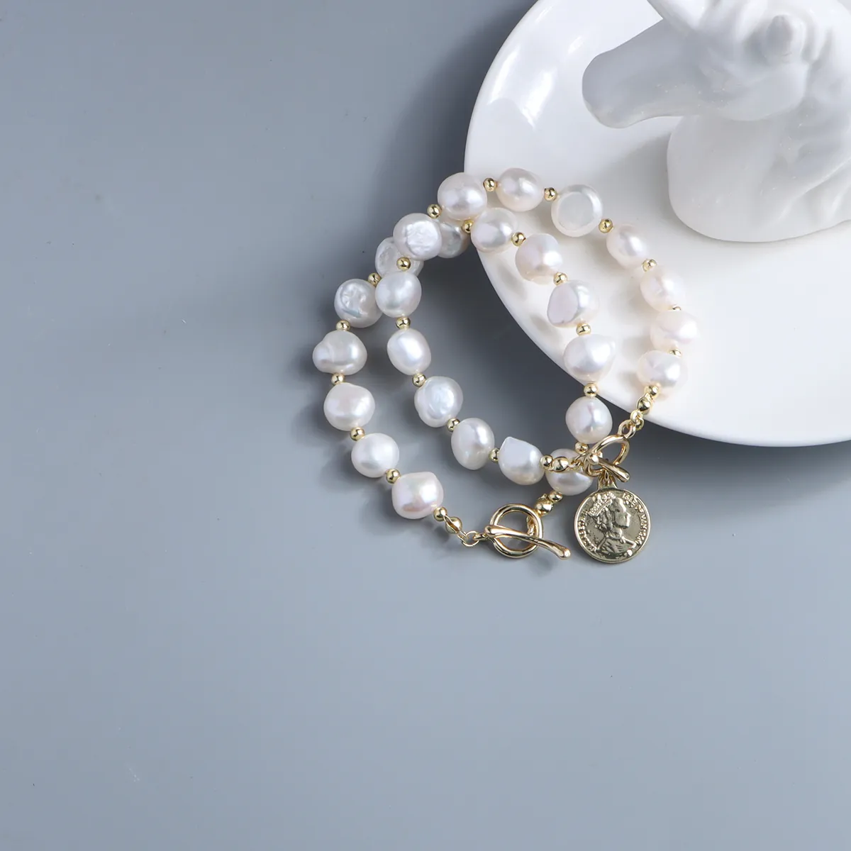 Bracciale di Perle d'Acqua Dolce Barocche Chiusura OT Ciondolo Moneta Bracciale Vintage Elegante Donna Gioielli Oro Lega Perla