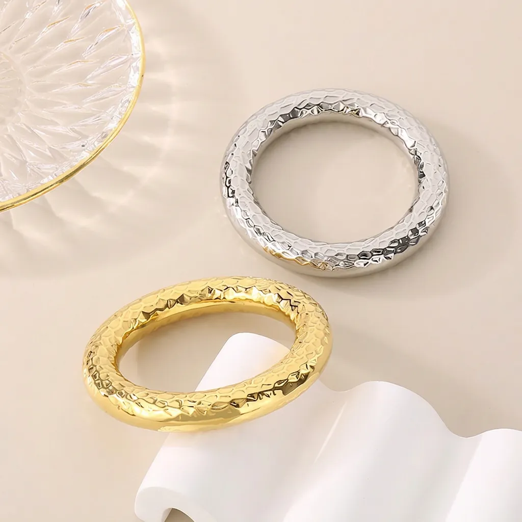 Bracelet Jonc Texture Martelée Acier Inoxydable Plaqué Or 18K Creux Bijoux Géométriques Vintage Pour Femmes