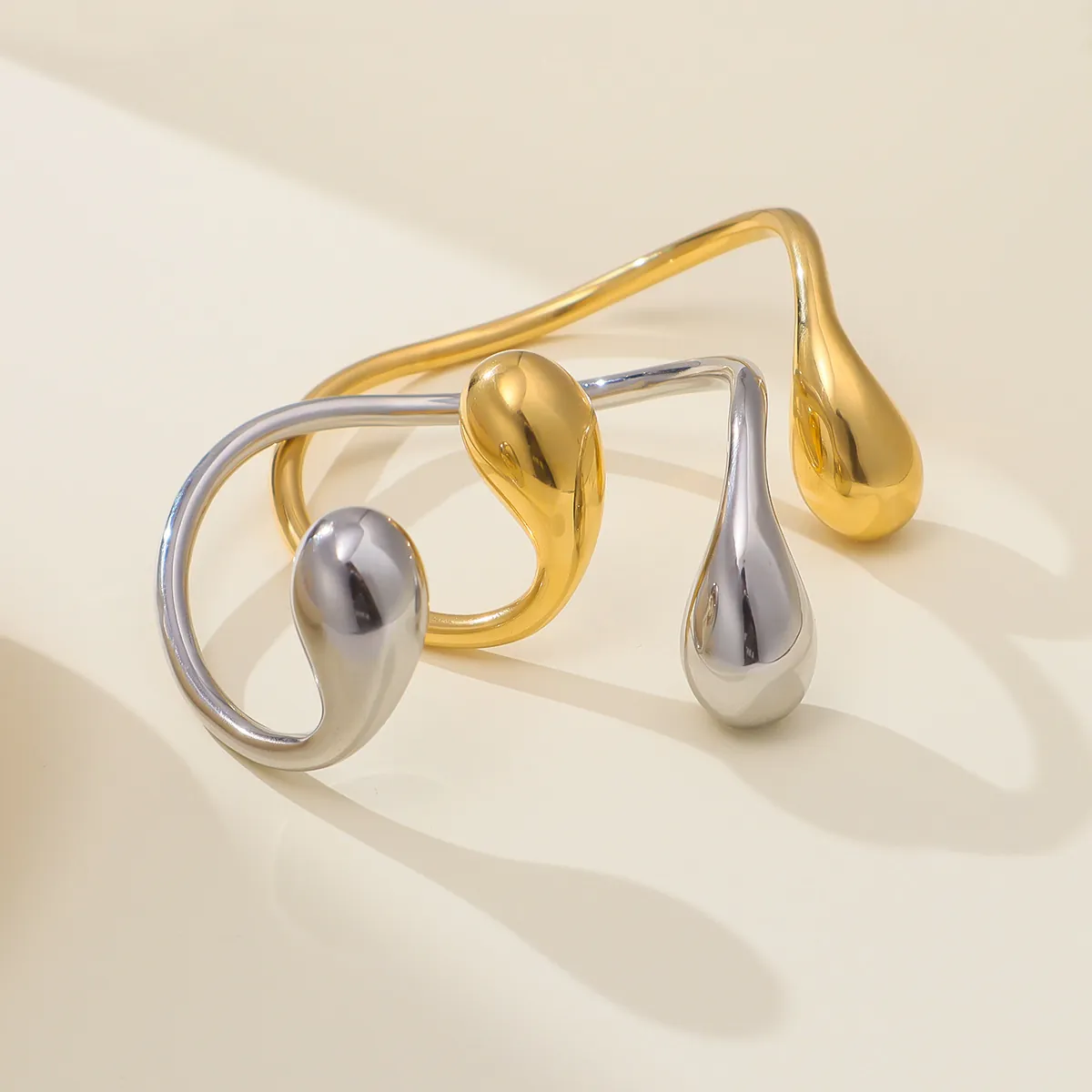 Bracciale Rigido Aperto in Acciaio Inossidabile Minimalista da Donna Placcato Oro 18K Goccia d'Acqua Asimmetrica Regalo