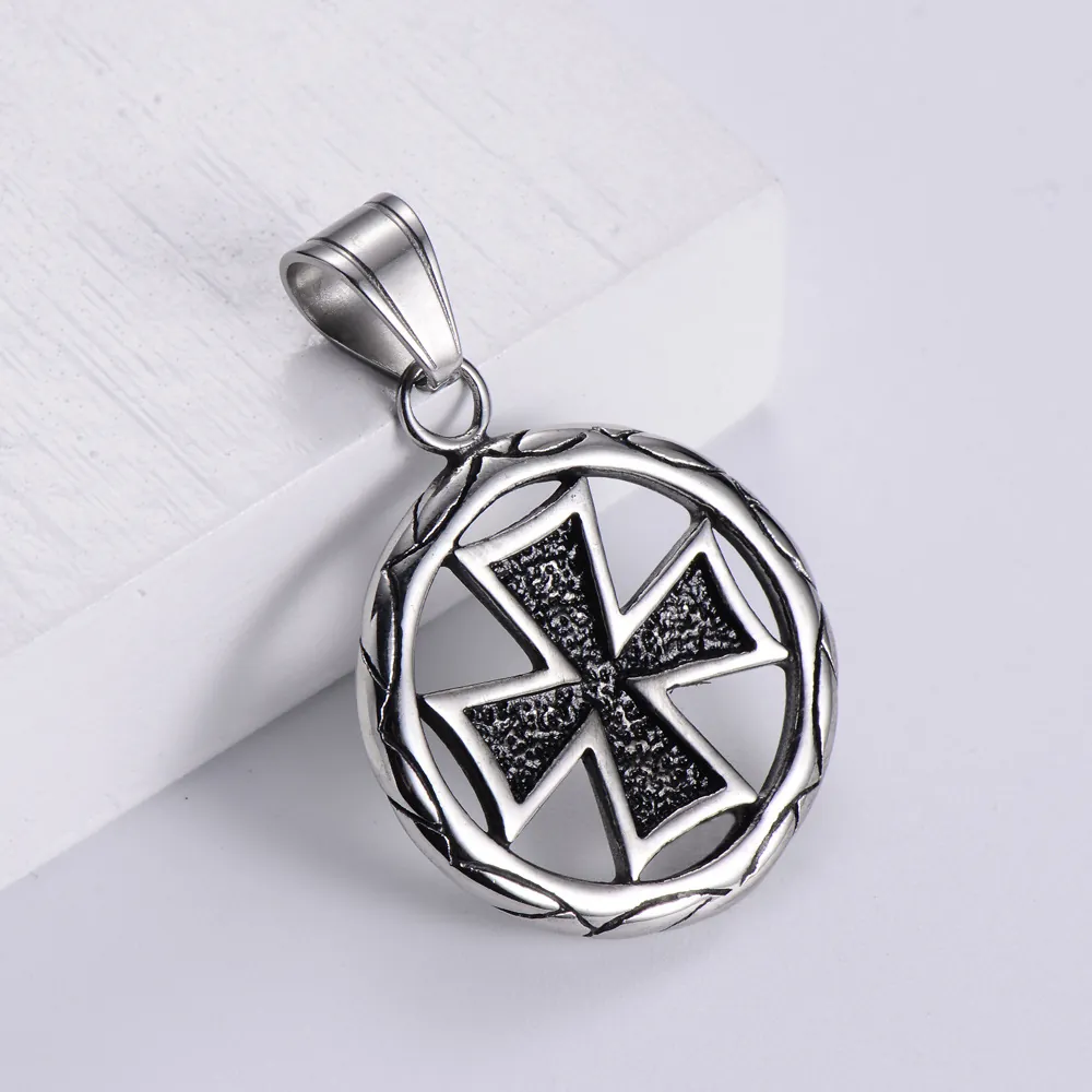 Vintage 304 Stainless Steel Round Maltese Cross Pendant Necklace For Men Women Retro Industrial Style Jewelry