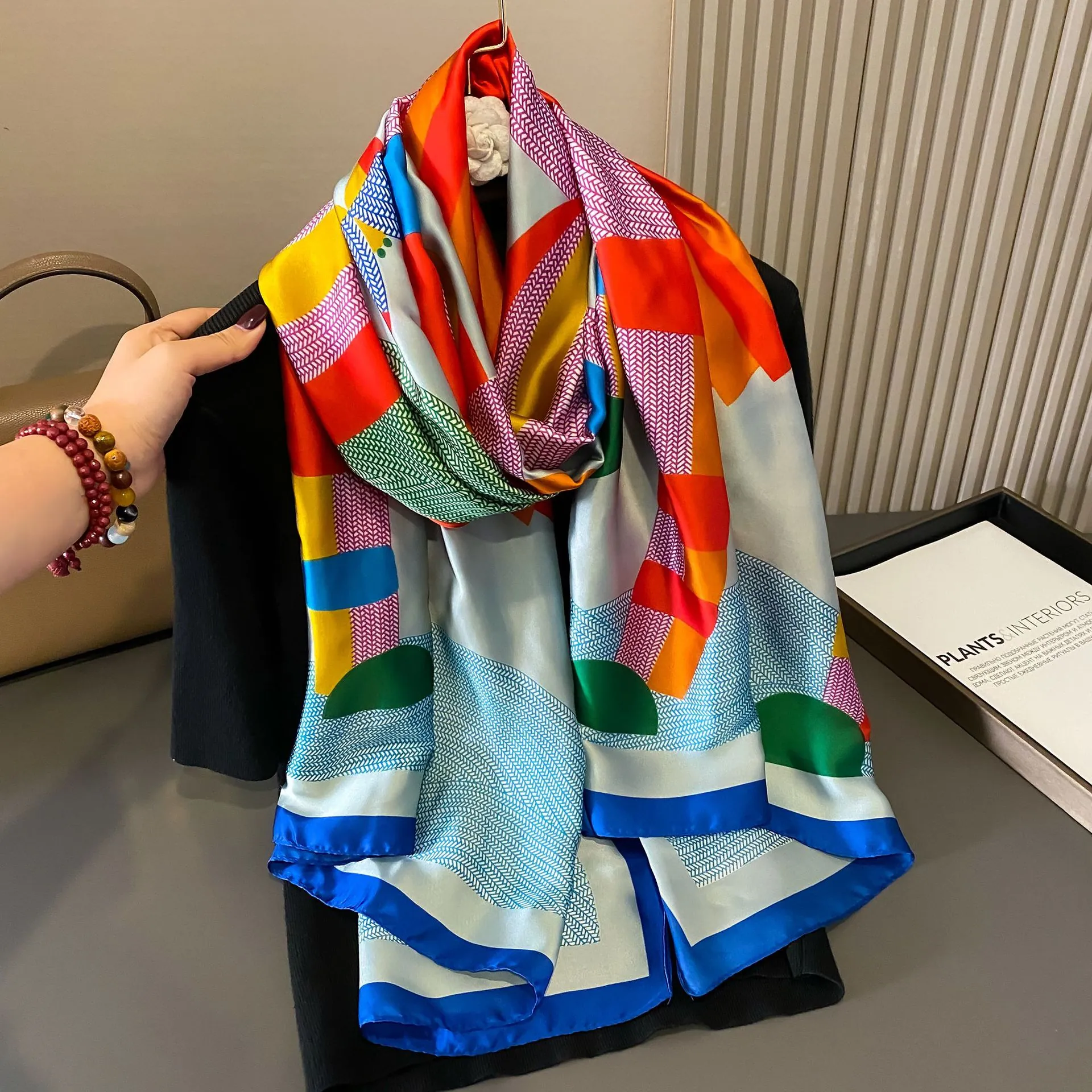 Women Long Scarf Satin Satin Feeling Pony Print Abstract Geometric Pattern Sun Protection Beach Shawl Retro Elegant Versatile