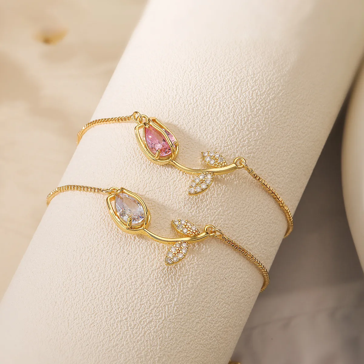 Bracciale a Forma di Fiore di Tulipano in Rame Placcato Oro 18K per Donna Squisito Incastonato di Zirconia Regolabile