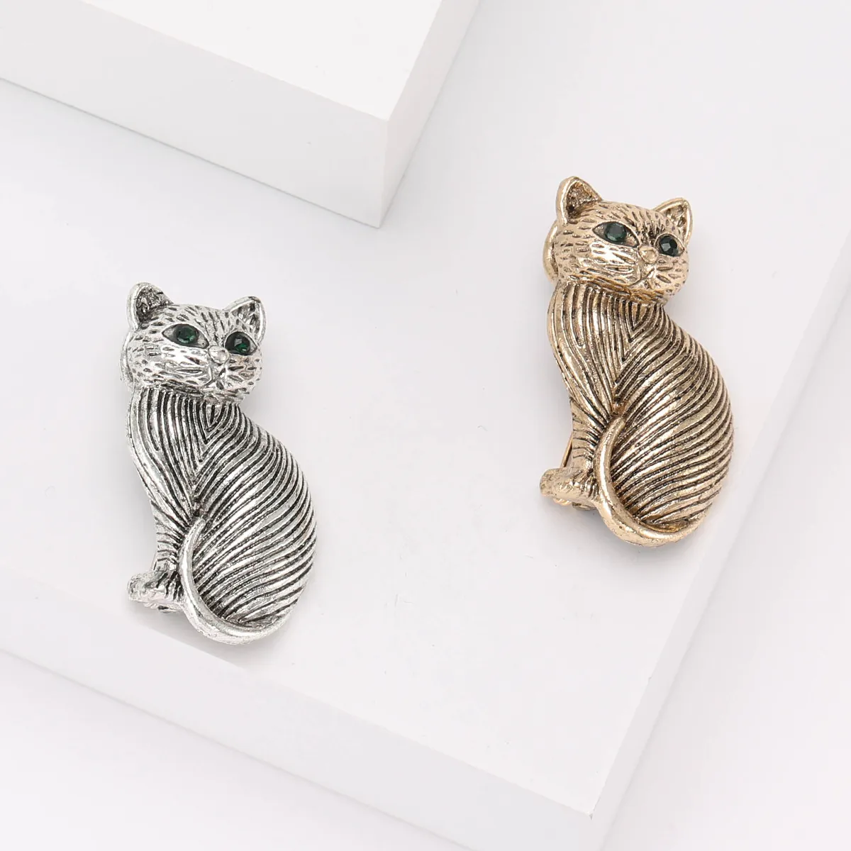 Vintage Alloy Cat Brooch Rhinestone Inlaid Green Eye Animal Lapel Pin For Women Creative Retro Brooch Jewelry Gift