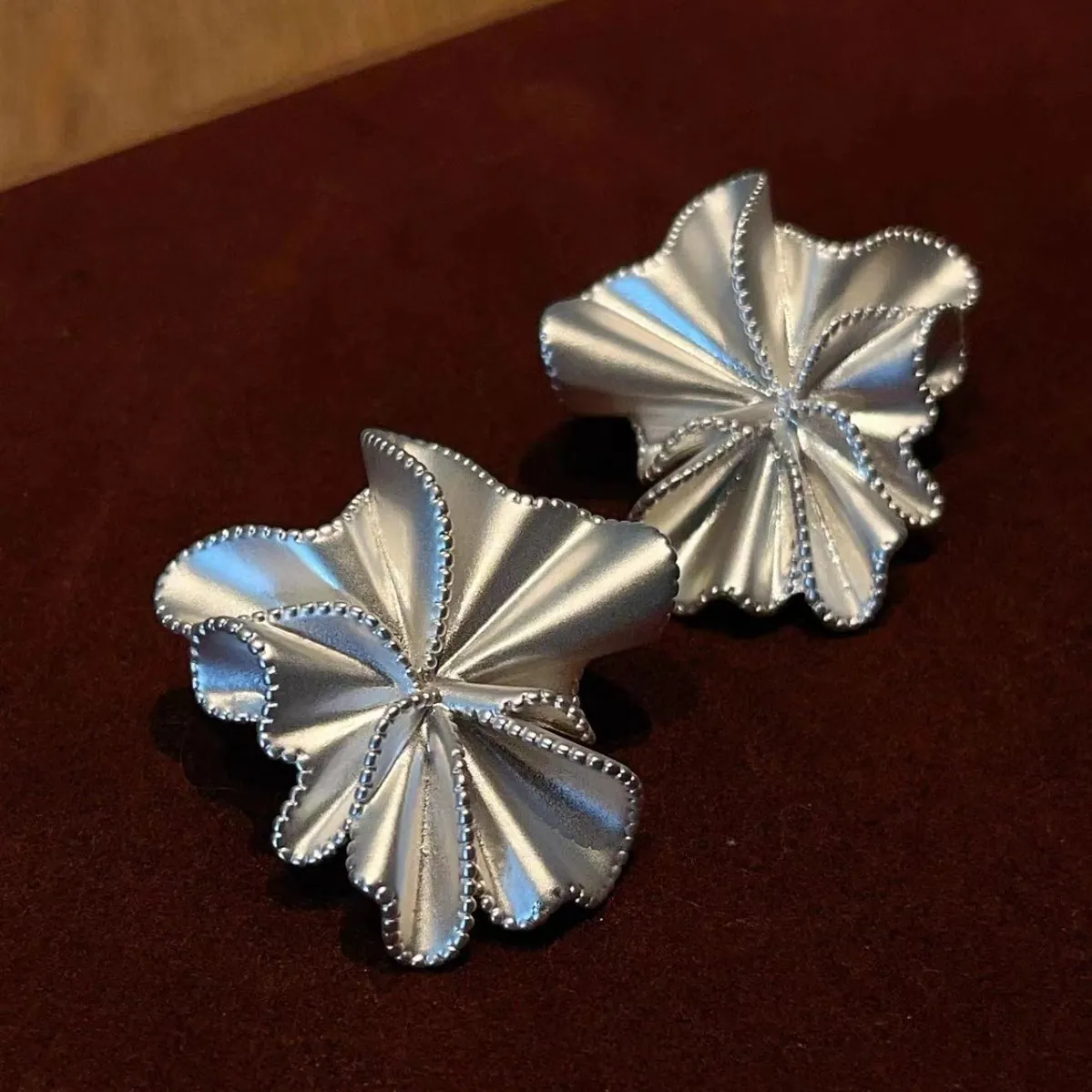 Niche Design Irregular Pleated Lotus Leaf Flower Stud Earrings For Women Copper Zirconia Fashion Inlaid Ear Jewelry Silver