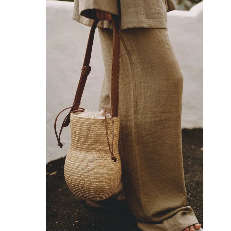 Woven Straw Handbag Gourd Shaped Handmade Wheat Straw Bucket Bag With Leather Strap For Summer Beach Vacation Women