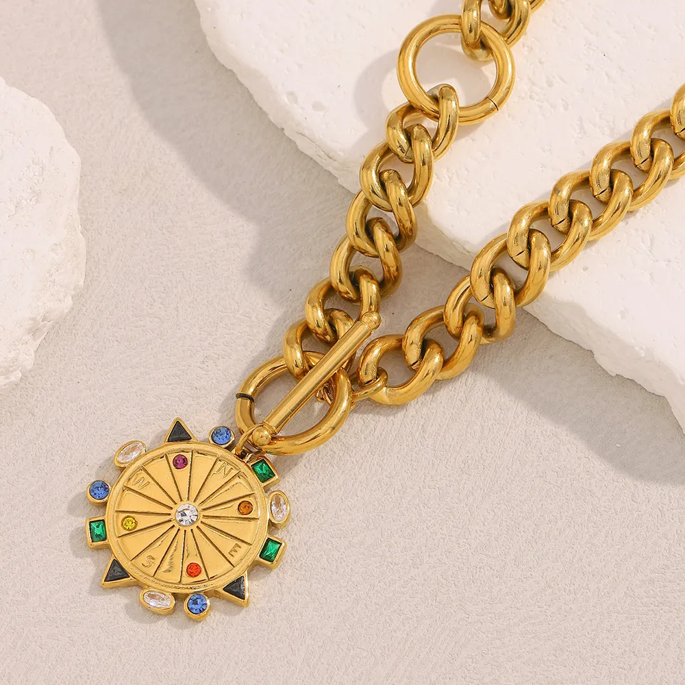 Collier Pendentif Boussole Plaqué Or 18K Acier Inoxydable Maille Cubaine Avec Zircon Multicolore Fermoir OT Rétro Femmes