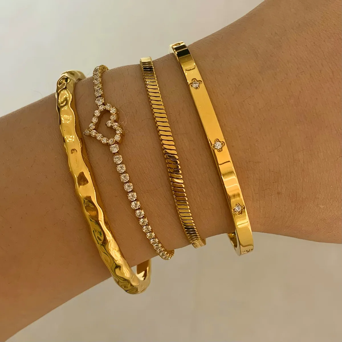 Eleganter Edelstahl Stapelbares Armband Armreif Für Damen Vakuum Beschichtet Gehämmerte Textur Herz Zirkonia Schmuck
