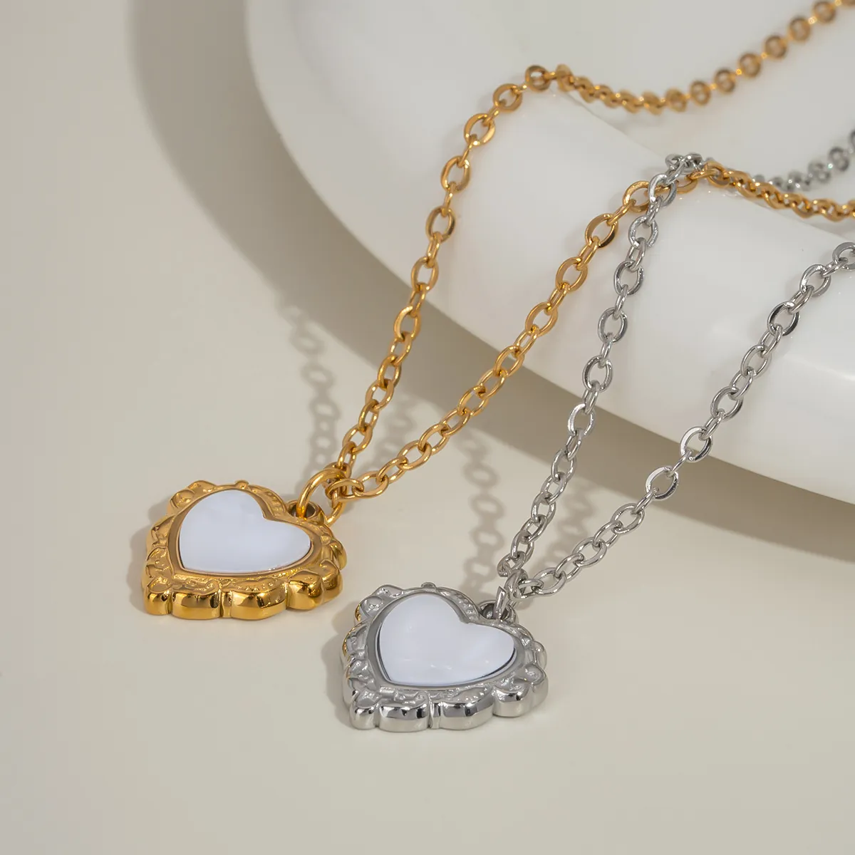 Collier Pendentif Cœur Festonné Vintage Français Acier Inoxydable 304 Plaqué Or sous Vide Bijoux Imperméables pour Femmes