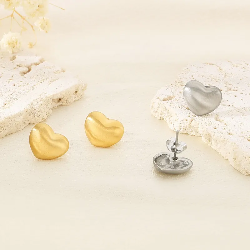 Boucles D'oreilles Puces Cœur Minimalistes Acier Inoxydable Texture Mate Brossée Bijoux Élégants Pour Femmes