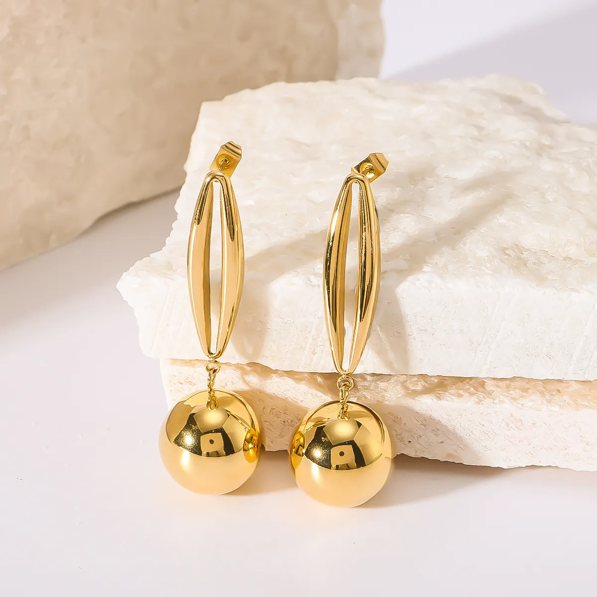 Boucles d'Oreilles Pendantes en Acier Inoxydable Pendentif Boule Ovale Creuse pour Femme Boucles d'Oreilles Géométriques de Luxe